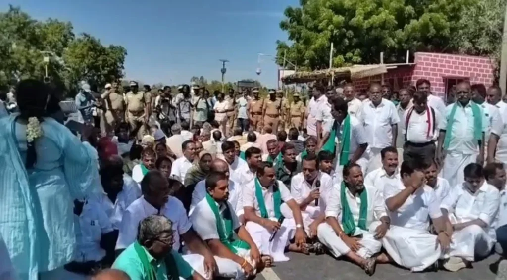 அமராவதி ஆற்றில் தண்ணீர் திறக்க கோரி கரூரில் சாலை மறியல்