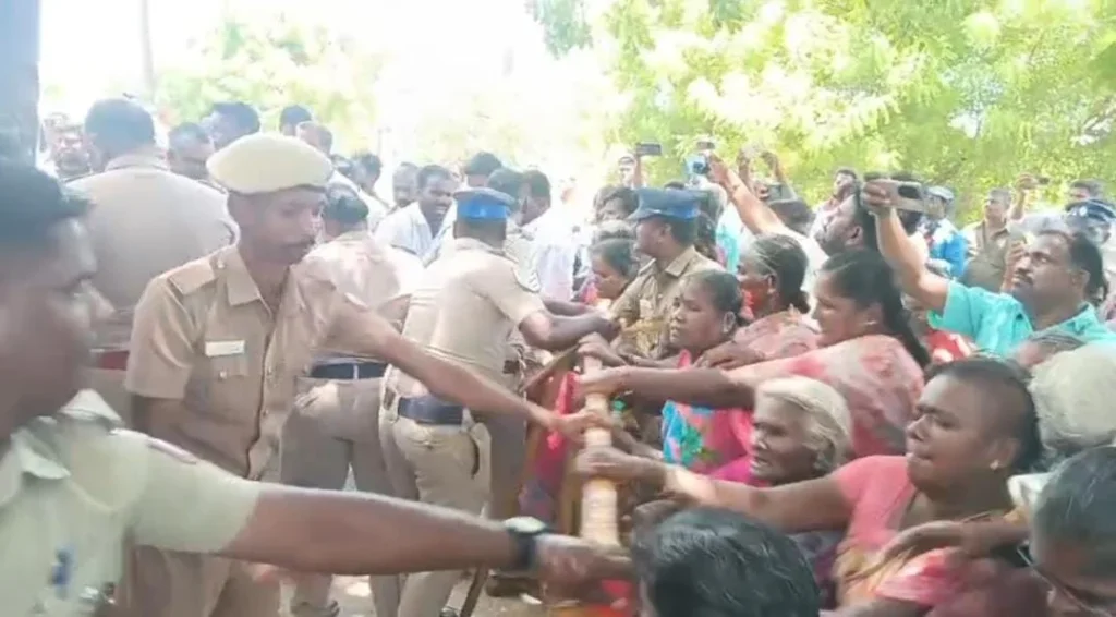 பள்ளி அருகே டாஸ்மாக் : பூட்டு போட்ட கிராம மக்கள்