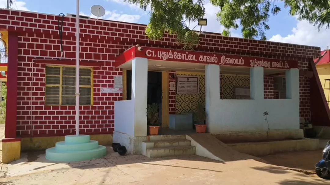 நகையை திருப்பி கேட்ட பெண் வெட்டி கொ**: போலீஸ்காரர் வெறிச்செயல்