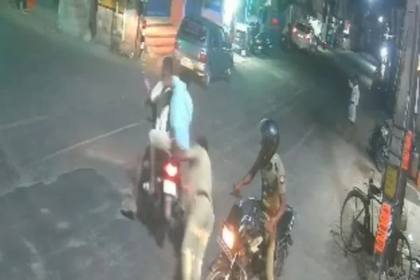 போதையில் தகராறு : எஸ்.ஐயை கீழே தள்ளிய வாலிபர்களுக்கு வலை