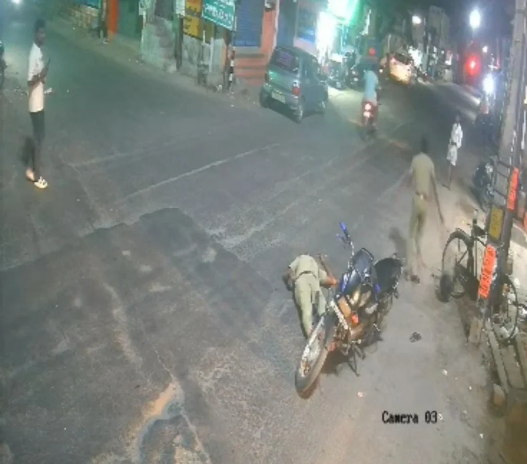 போதையில் தகராறு : எஸ்.ஐயை கீழே தள்ளிய வாலிபர்களுக்கு வலை