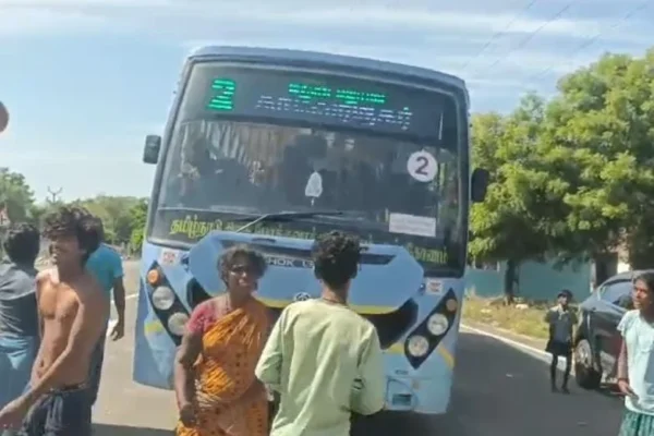 கவனமின்றி திறக்கப்பட்ட தானியங்கி கதவு : மாணவர்கள் காயம்