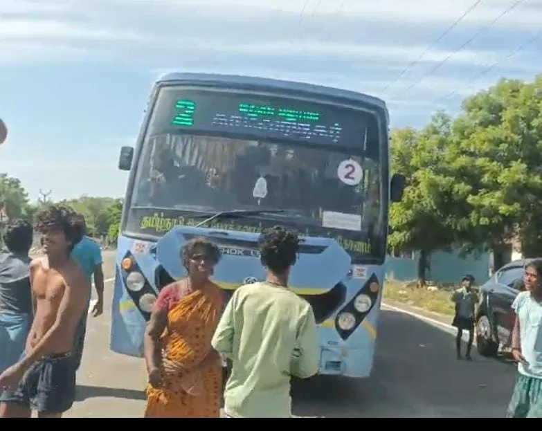 கவனமின்றி திறக்கப்பட்ட தானியங்கி கதவு : மாணவர்கள் காயம்
