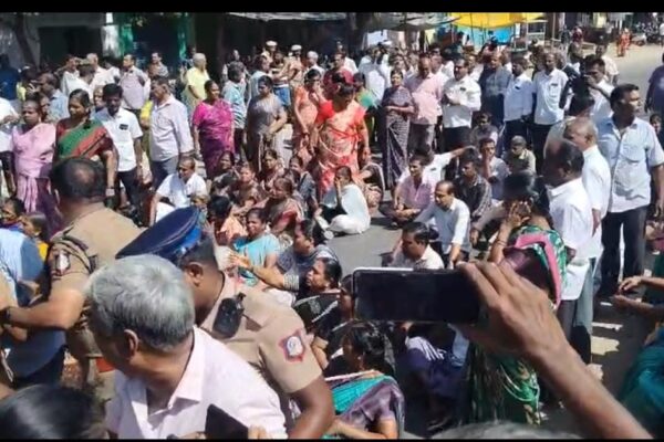 குப்பைகளை கொட்ட எதிர்ப்பு, சாலை மறியல், கடையடைப்பு, கருப்பு கொடி : திருமுருகன்பூண்டியில் பரபரப்பு