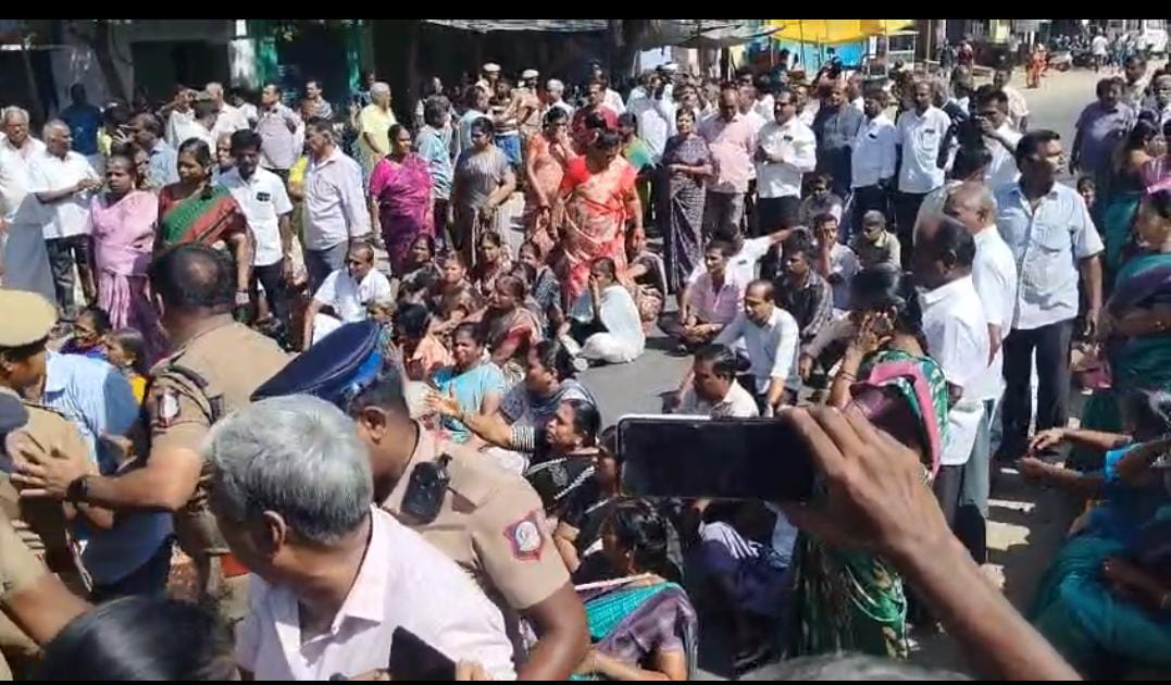 குப்பைகளை கொட்ட எதிர்ப்பு, சாலை மறியல், கடையடைப்பு, கருப்பு கொடி : திருமுருகன்பூண்டியில் பரபரப்பு