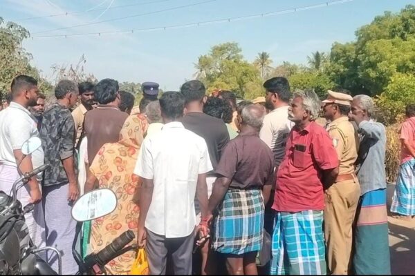 கீழடியில் இளைஞர் வெட்டிக் கொ** : கிராம மக்கள் சாலைமறியலால் பரபரப்பு