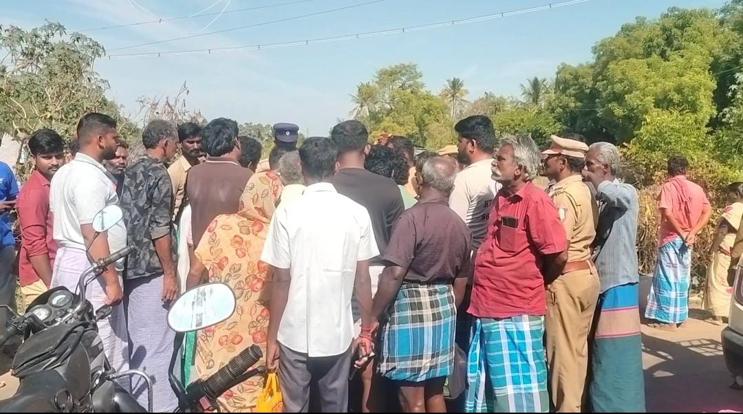 கீழடியில் இளைஞர் வெட்டிக் கொ** : கிராம மக்கள் சாலைமறியலால் பரபரப்பு