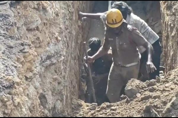 13 அடி பள்ளத்தில் சிக்கிய நகராட்சி ஊழியர் : போராடி மீட்ட தீயணைப்பு துறையினர்