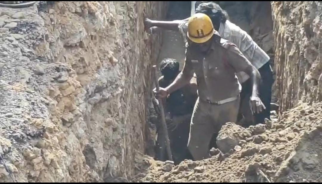 13 அடி பள்ளத்தில் சிக்கிய நகராட்சி ஊழியர் : போராடி மீட்ட தீயணைப்பு துறையினர்