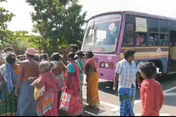 பேருந்திலிருந்து தள்ளிவிடப்பட்ட பழங்குடியின மாணவிகள் : டிரைவர், கண்டெக்டர் சஸ்பெண்ட்
