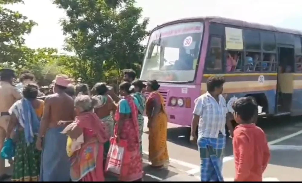 பேருந்திலிருந்து தள்ளிவிடப்பட்ட பழங்குடியின மாணவிகள் : டிரைவர், கண்டெக்டர் சஸ்பெண்ட்