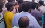 பள்ளி பேருந்தை வழிமறித்து தகராறு : போதை ஆசாமிகளுக்கு பொதுமக்கள் தர்ம அடி