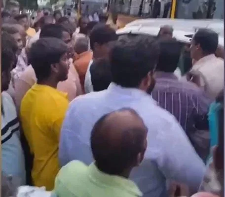 பள்ளி பேருந்தை வழிமறித்து தகராறு : போதை ஆசாமிகளுக்கு பொதுமக்கள் தர்ம அடி