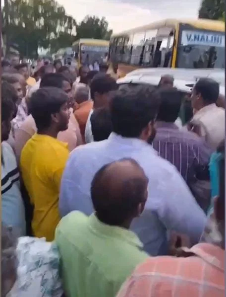 பள்ளி பேருந்தை வழிமறித்து தகராறு : போதை ஆசாமிகளுக்கு பொதுமக்கள் தர்ம அடி