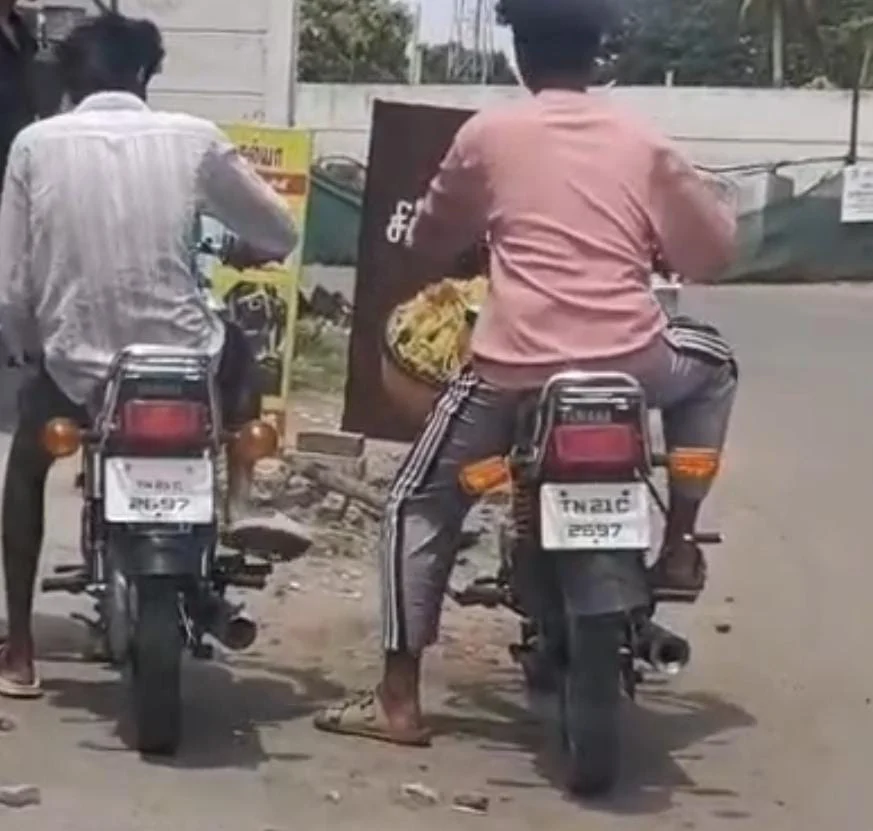 ஒரே பதிவு எண்ணுடன் இரு வாகனங்கள் : பறிமுதல் செய்த போலீசார்