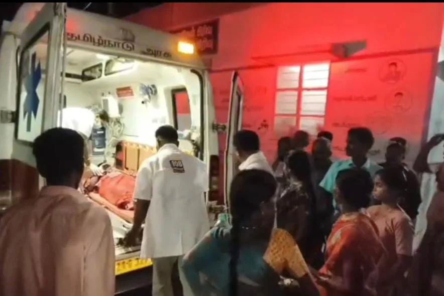 சரக்கு லாரி கவிழ்ந்து விபத்து - 10-க்கும் மேற்பட்ட பெண்கள் படுகாயம்