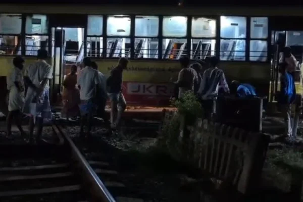 தண்டவாளத்தில் சிக்கிய பேருந்து : ஓட்டுநரால் தவிர்க்கப்பட்ட விபத்து