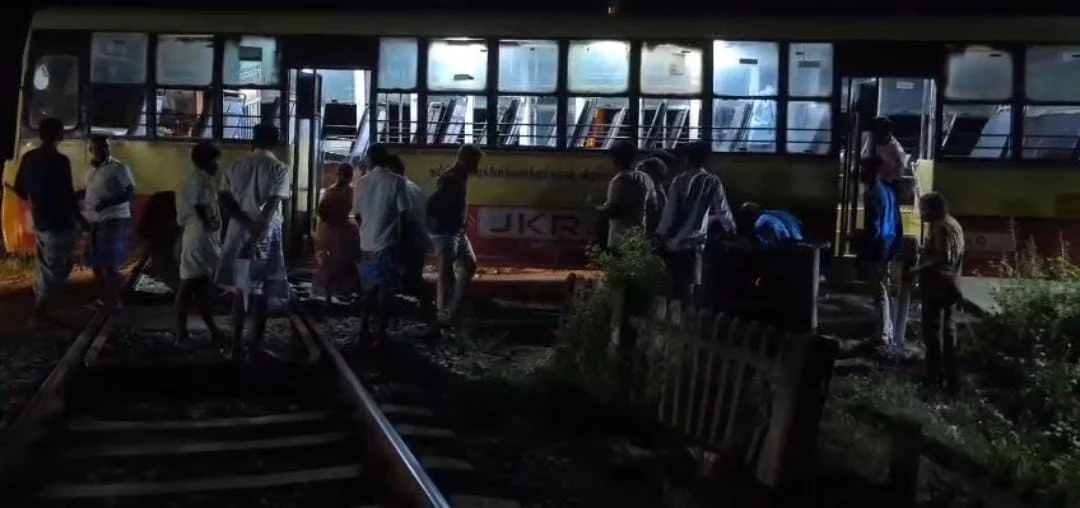தண்டவாளத்தில் சிக்கிய பேருந்து : ஓட்டுநரால் தவிர்க்கப்பட்ட விபத்து
