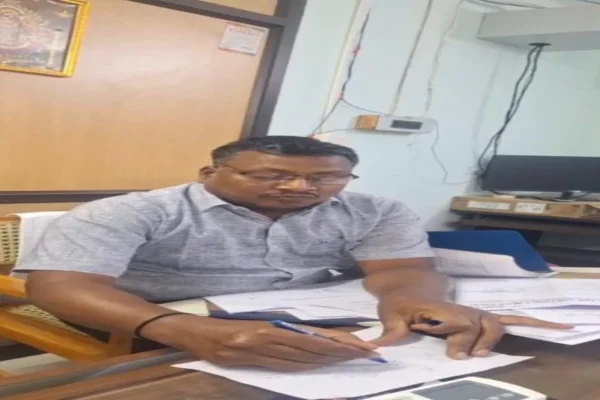 கையால் எழுதி கமிஷன் கேட்ட அதிகாரி : வீடியோ வைரல்
