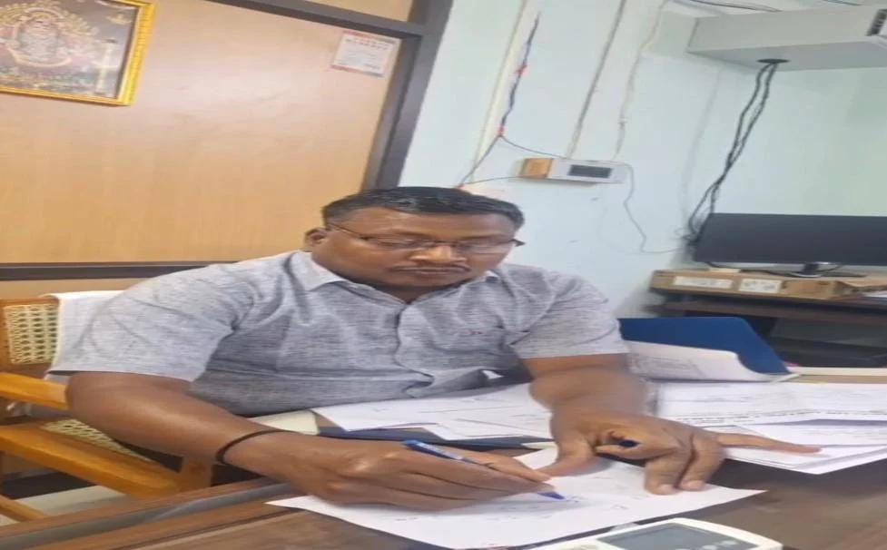 கையால் எழுதி கமிஷன் கேட்ட அதிகாரி : வீடியோ வைரல்