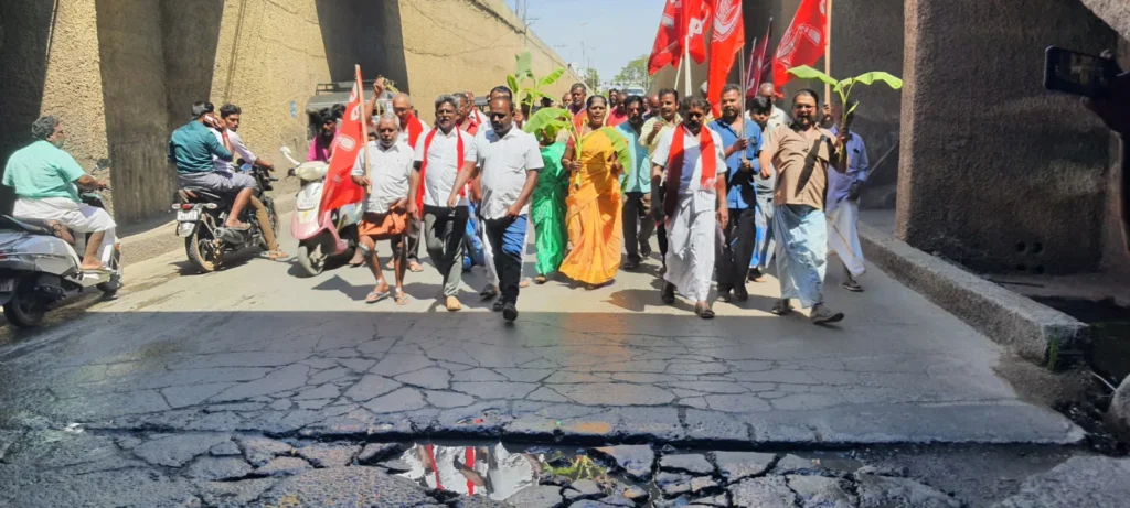 சாலையில் பெரும் பள்ளம் : வாழைக்கன்று நட்டு இந்திய கம்யூனிஸ்ட் போராட்டம்