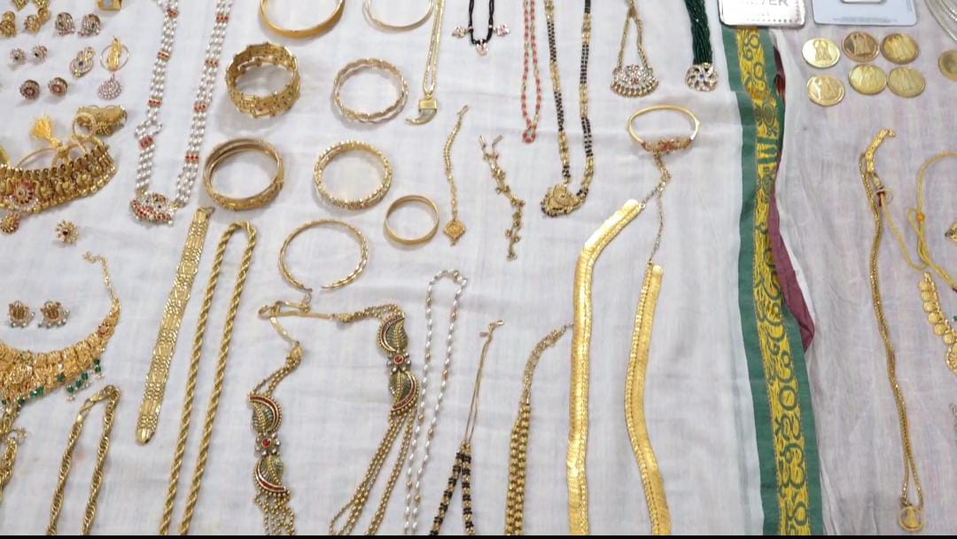 திருப்பதி கோவில் அதிகாரி வீட்டில் ரூ.5 கோடி தங்கம், வெள்ளி பறிமுதல் : லஞ்ச ஒழிப்புத்துறை அதிரடி