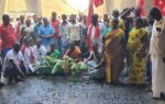 சாலையில் பெரும் பள்ளம் : வாழைக்கன்று நட்டு இந்திய கம்யூனிஸ்ட் போராட்டம்