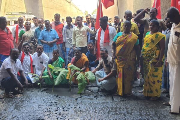 சாலையில் பெரும் பள்ளம் : வாழைக்கன்று நட்டு இந்திய கம்யூனிஸ்ட் போராட்டம்
