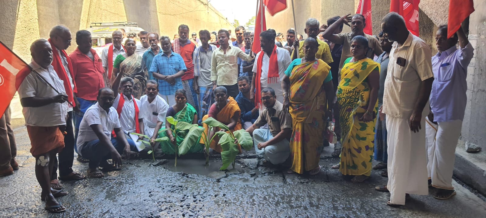 சாலையில் பெரும் பள்ளம் : வாழைக்கன்று நட்டு இந்திய கம்யூனிஸ்ட் போராட்டம்