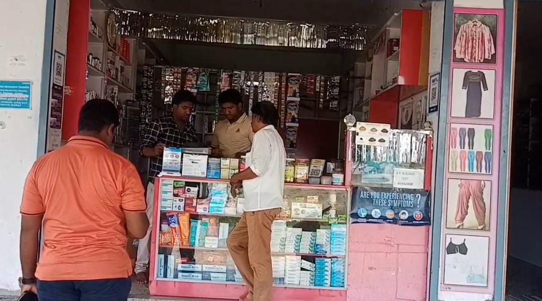 உரிமமின்றி இயங்கிய மருந்தகம் : அதிகாரிகள் நடவடிக்கை
