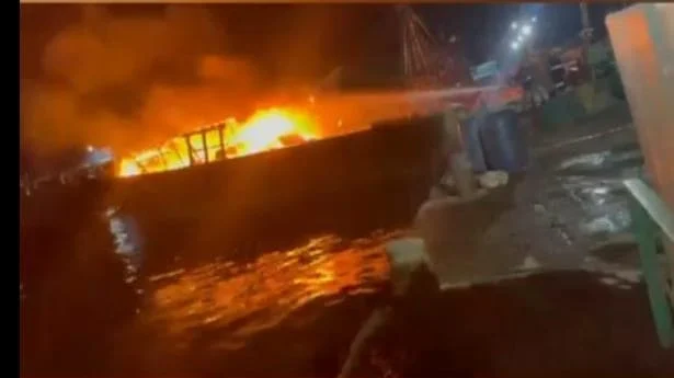 மீன்பிடி துறைமுகத்தில் பற்றி எரிந்த படகு : தூத்துக்குடியில் பரபரப்பு