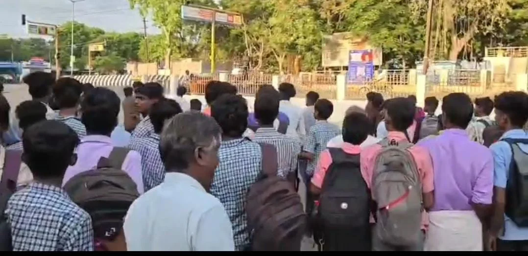 பள்ளி மாணவர்கள் மோதல் : அரியலூர் பேருந்து நிலையத்தில் பரபரப்பு