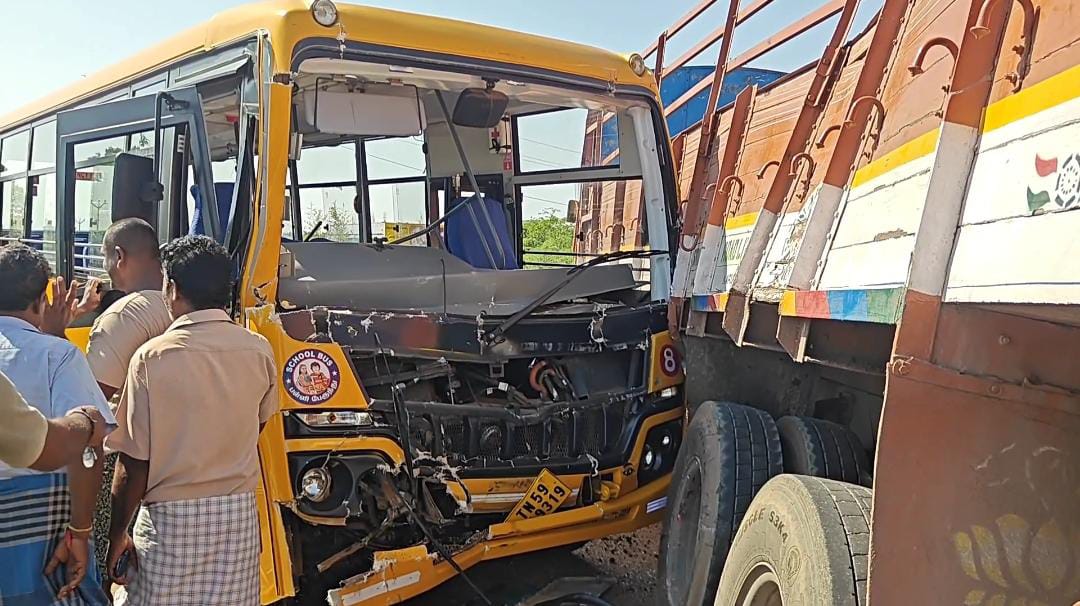 பள்ளி வேன் மீது மோதிய லாரி : ஓட்டுநர் உயிரிழப்பு, மாணவர்கள் காயம்