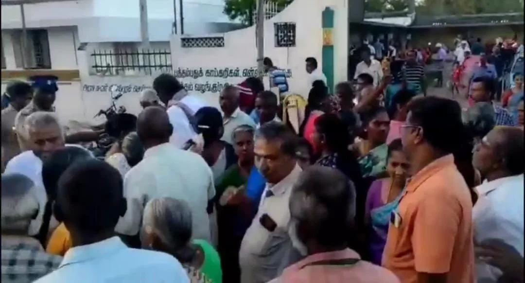 உடுமலை உழவர் சந்தை ஆக்கிரமிப்புகளை அகற்றக் கோரி விவசாயிகள் போராட்டம்