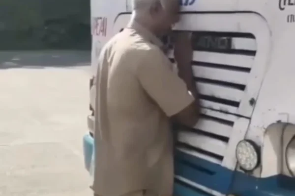 18 ஆண்டுகள் ஓட்டிய அரசு பேருந்து : கண்ணீருடன் பிரியாவிடை அளித்த ஓட்டுநர்