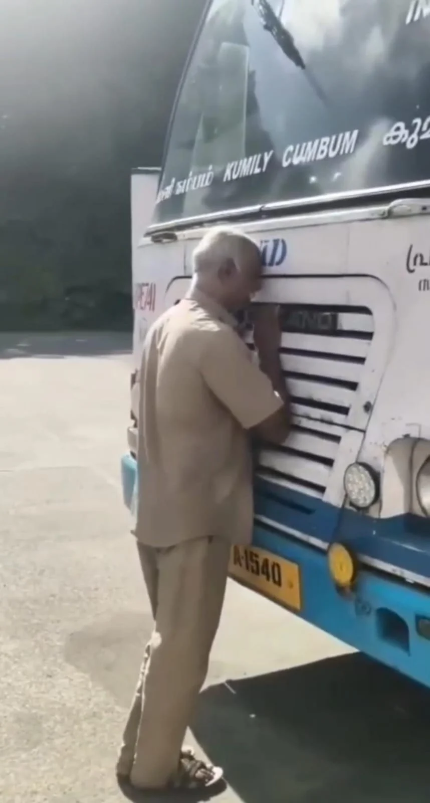 18 ஆண்டுகள் ஓட்டிய அரசு பேருந்து : கண்ணீருடன் பிரியாவிடை அளித்த ஓட்டுநர்