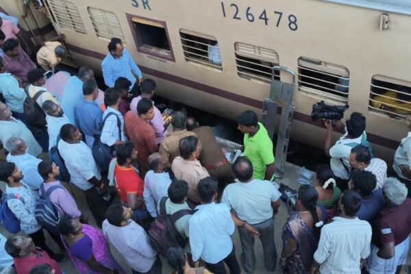 ரயில் சக்கரத்தில் சிக்கி துண்டான பயணியின் கால்கள் : சிவகங்கை ரயில் நிலையத்தில் பரிதாபம்