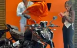காதலனுக்கு டூவிலர் வாங்க நகை திருட்டு : மாணவி கைது, காதலன் தலை மறைவு