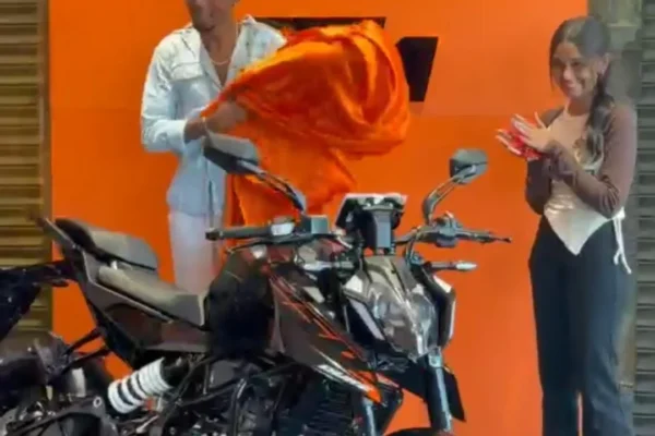 காதலனுக்கு டூவிலர் வாங்க நகை திருட்டு : மாணவி கைது, காதலன் தலை மறைவு