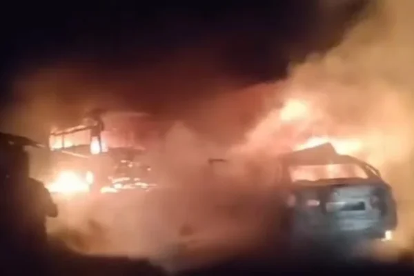 தென்காசி அருகே கொடூர விபத்து : தீக்கிரையான கார்,வேன்