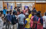 இரு பகுதி இளைஞர்கள் மோதல் : ஆயுதங்களால் தாக்கும் பரபரப்பு வீடியோ