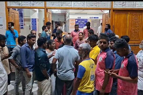 இரு பகுதி இளைஞர்கள் மோதல் : ஆயுதங்களால் தாக்கும் பரபரப்பு வீடியோ