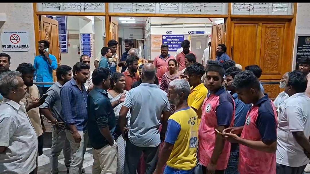 இரு பகுதி இளைஞர்கள் மோதல் : ஆயுதங்களால் தாக்கும் பரபரப்பு வீடியோ