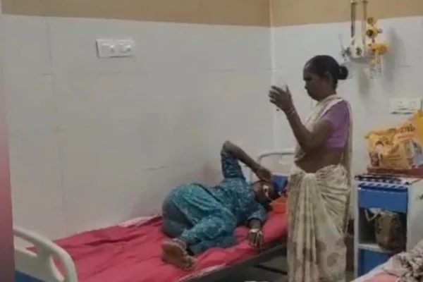 குளுக்கோஸ் பாட்டிலை சுமந்த நோயாளிகள்,உறவினர்கள் : அரசு மருத்துவமனையில் அவலம்