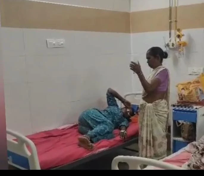 குளுக்கோஸ் பாட்டிலை சுமந்த நோயாளிகள்,உறவினர்கள் : அரசு மருத்துவமனையில் அவலம்