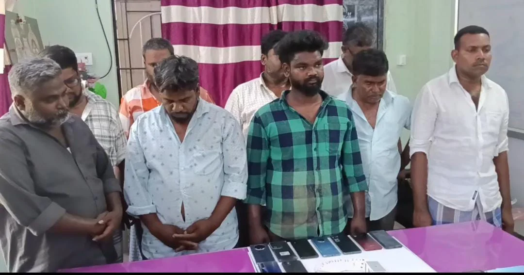 சுடுகாட்டில் சூதாட்டம் : திருவண்ணாமலை அருகே 9 பேர் கைது