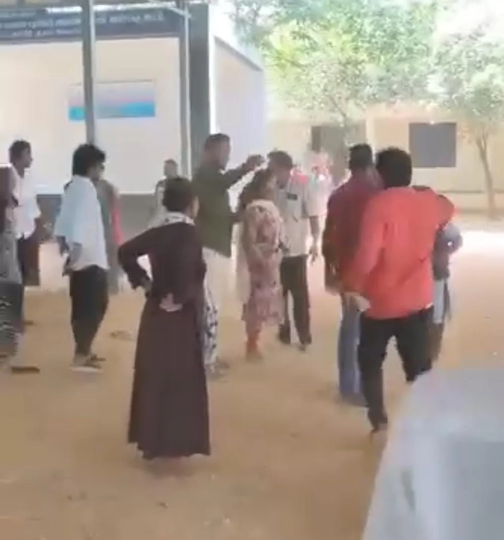 பள்ளி வளாகத்தில் பெற்றோர் மோதல் : 8 மாணவிகள் சஸ்பெண்ட்