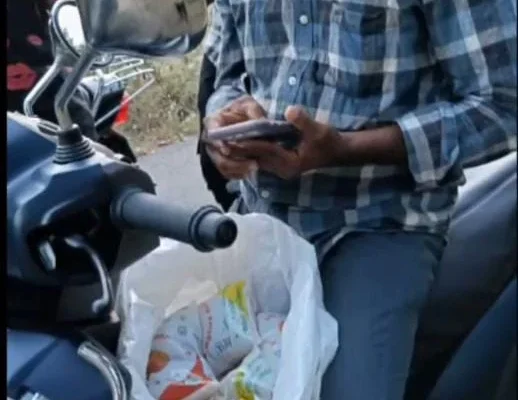 ரேஷன் கடை பாமாயில் வீடுகளில் கொள்முதல் : சிக்கியவர்கள் தப்பியோட்டம்