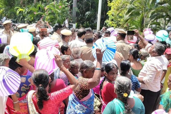 காலி குடங்குகளுடன் மாநகராட்சி அலுவலகம் முற்றுகை : திருச்சியில் பரபரப்பு