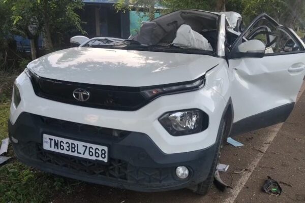 மரத்தில் மோதிய சொகுசு கார் : 2 இளைஞர்கள் உயிரிழப்பு